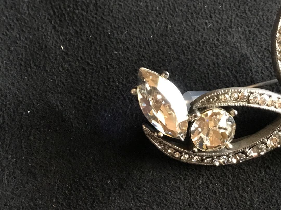 在庫一掃セール中！職人技が一粒光るパールと輝きを放つストーンのブローチ