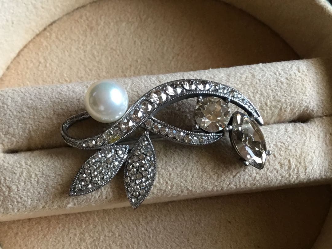 在庫一掃セール中！職人技が一粒光るパールと輝きを放つストーンのブローチ