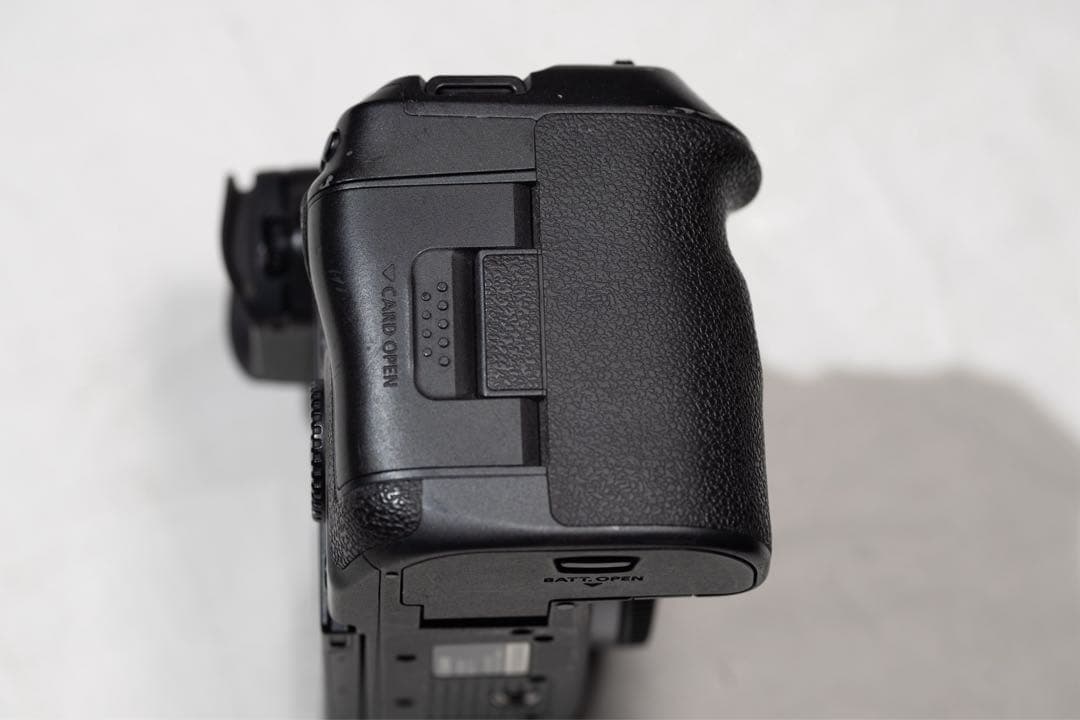 Canon EOS R5 本体　キズあり　バッテリーとチャージャーなし