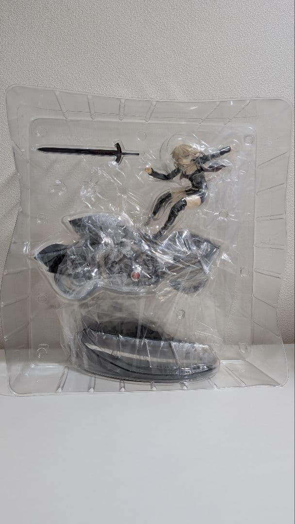 セイバー/アルトリア・ペンドラゴン〔オルタ〕＆キュイラッシェ・ノワール