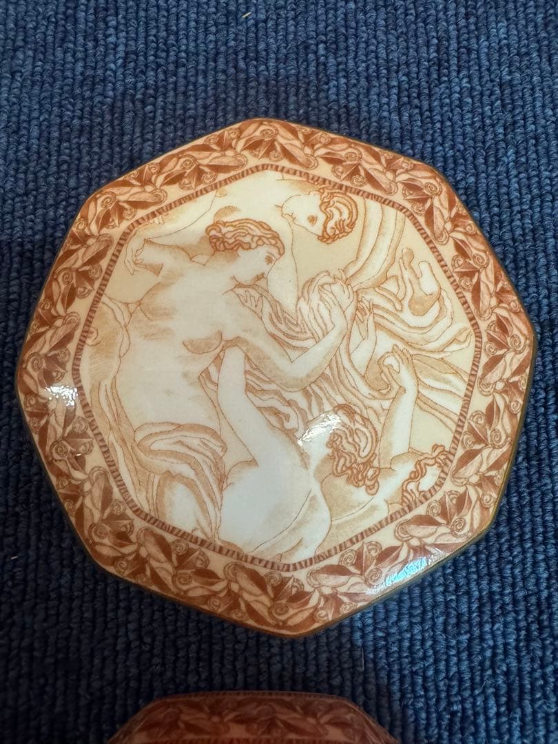 1911  ウェッジウッド  小物入れ　陶器　金彩