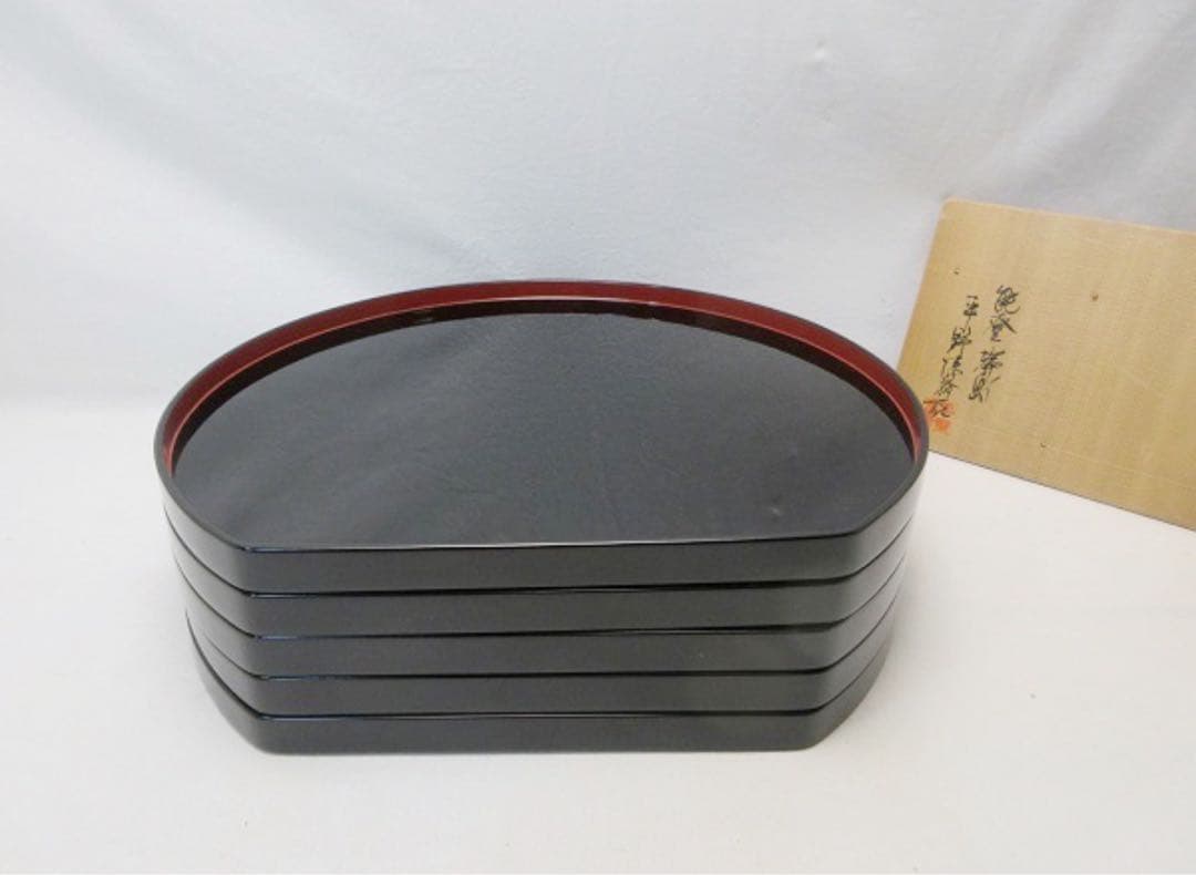 未使用 懐石道具 輪島塗 木製黒真塗 胴張膳 内朱縁 半月膳 5客揃 会席膳共箱