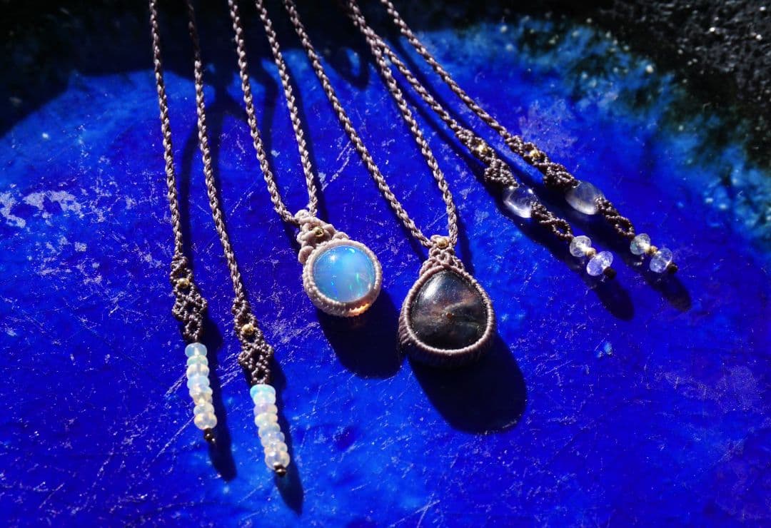 浮かぶ満月　エチオピア産オパール　マクラメ　ネックレス