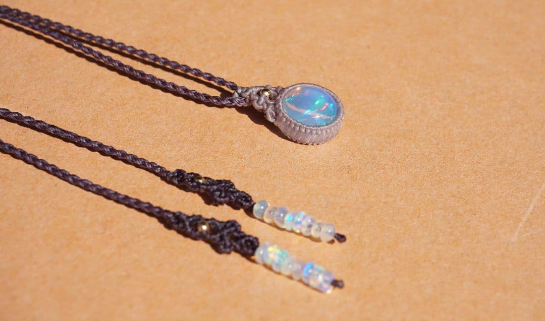 浮かぶ満月　エチオピア産オパール　マクラメ　ネックレス