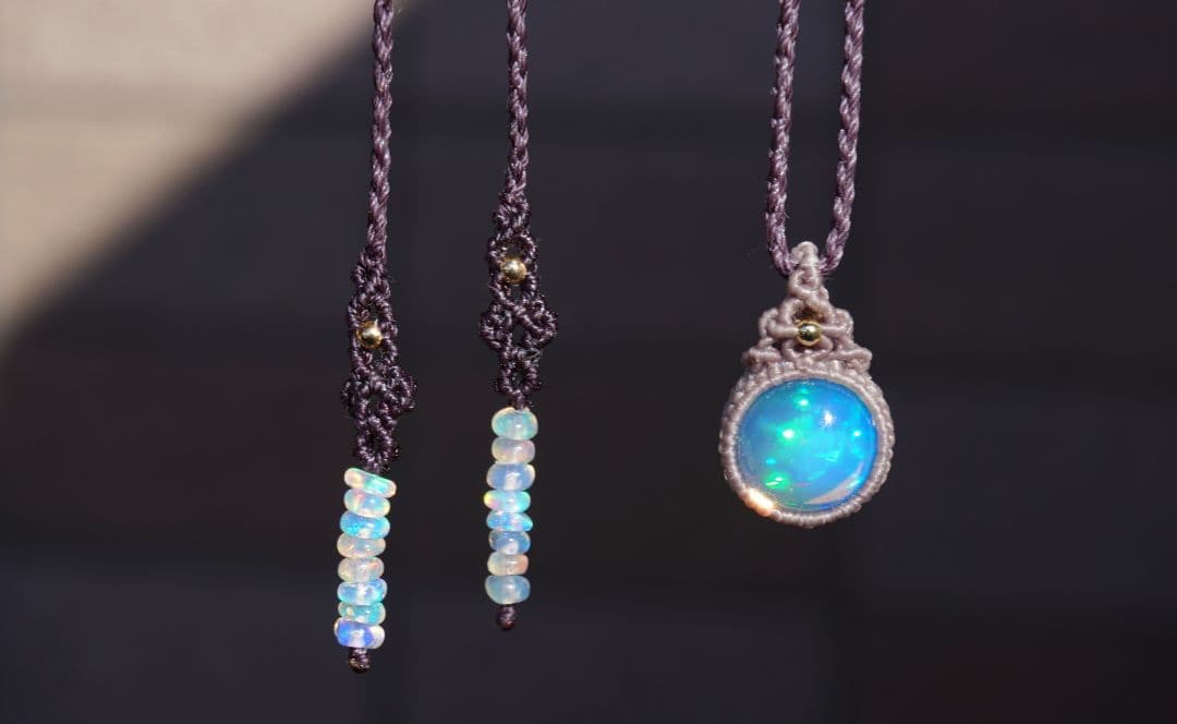 浮かぶ満月　エチオピア産オパール　マクラメ　ネックレス