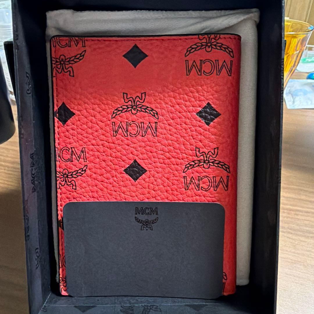 MCM 赤 レザー パスポートケース
