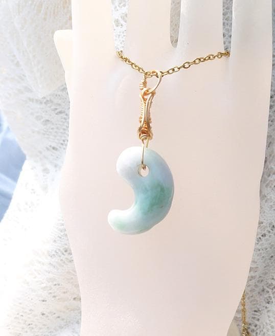 希少 国産糸魚川翡翠勾玉ペンダント◇