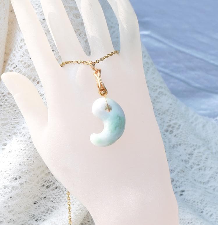 希少 国産糸魚川翡翠勾玉ペンダント◇