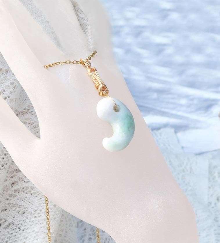 希少 国産糸魚川翡翠勾玉ペンダント◇