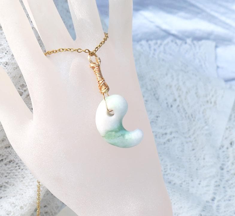 希少 国産糸魚川翡翠勾玉ペンダント◇