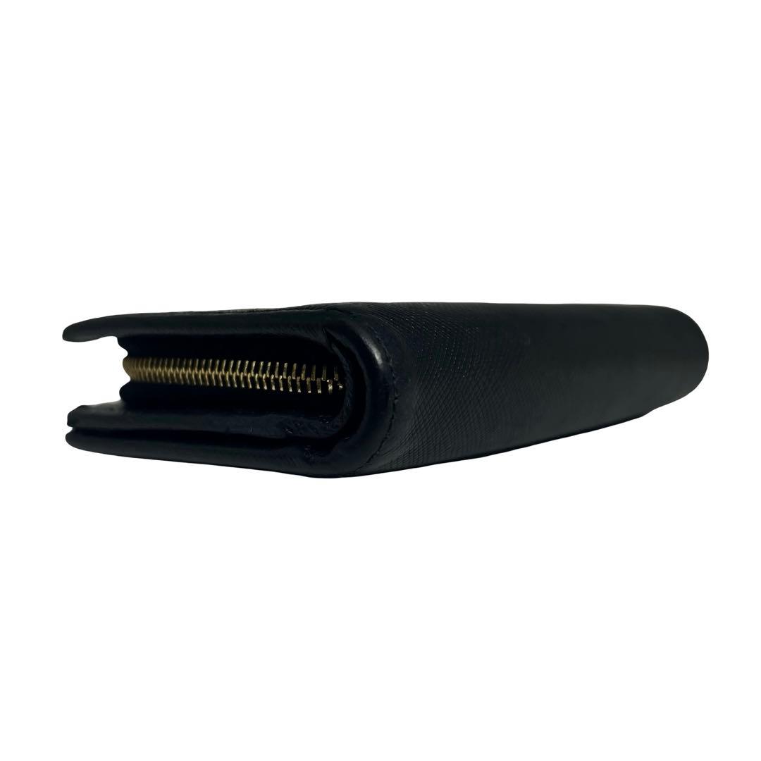 希少✨プラダ 二つ折り財布 サフィアーノレザー ロゴ金具 ブラック 1ml225