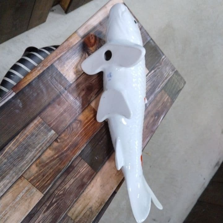 白と赤のコイの陶器置物