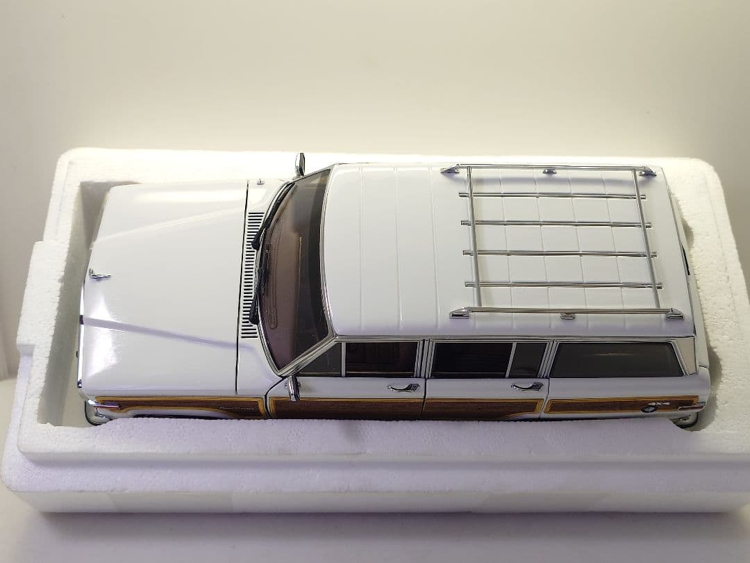 オートアート 1/18 ジープ グランド ワゴニア ホワイト