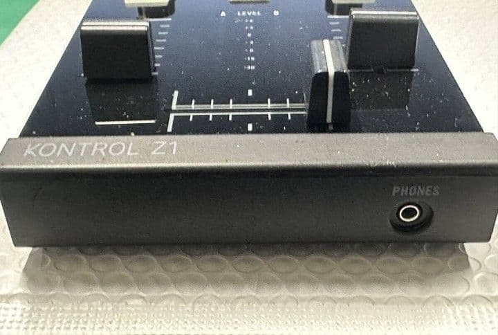 TRAKTOR KONTROL Z1 コントローラー