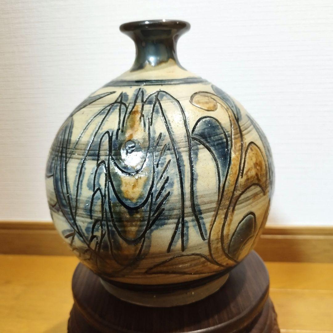 沖縄の人間国宝　金城次郎さんの飾り丸壺　魚と海老紋様　在銘あり！　花瓶にも。