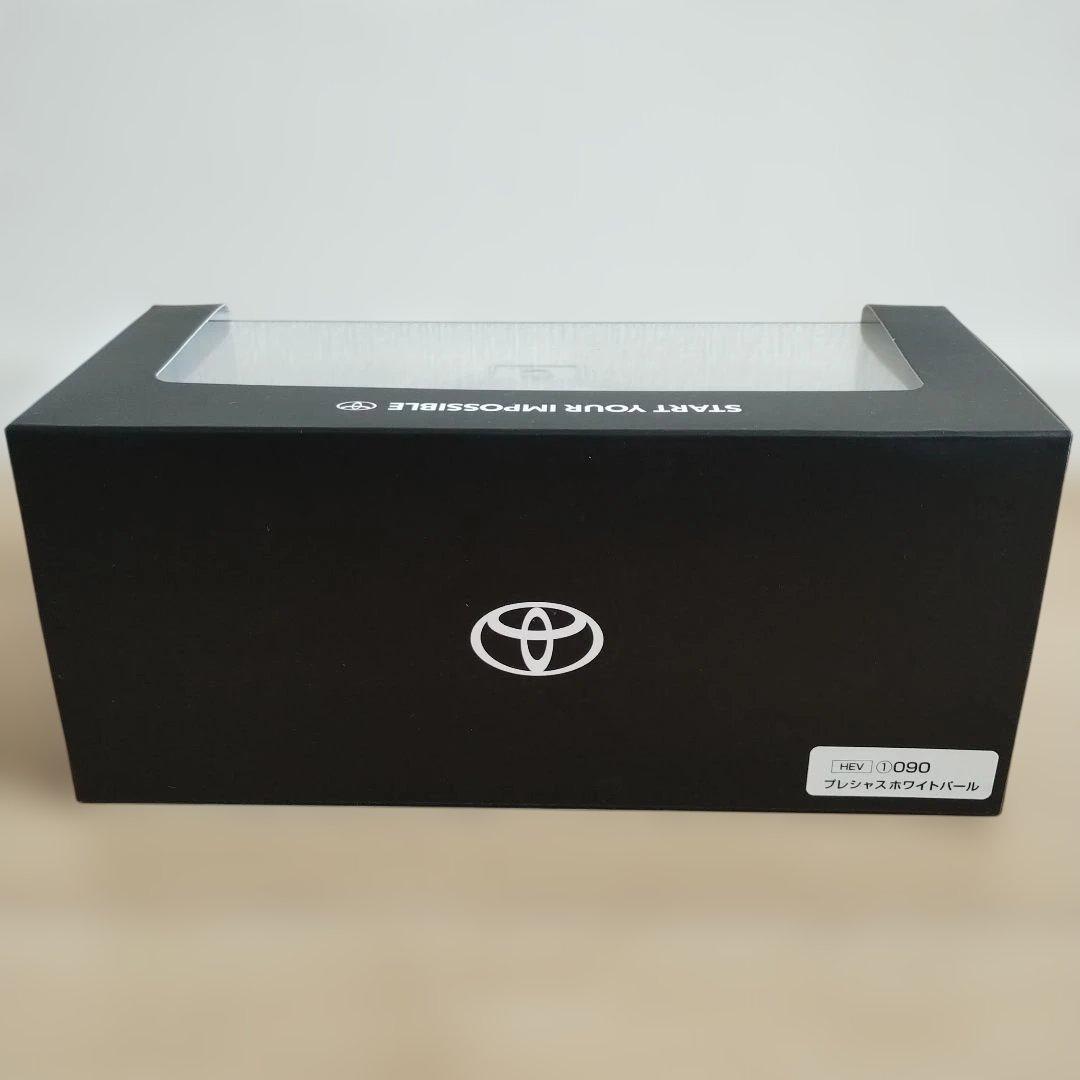 トヨタ CROWN ホワイト ミニカー 1/30