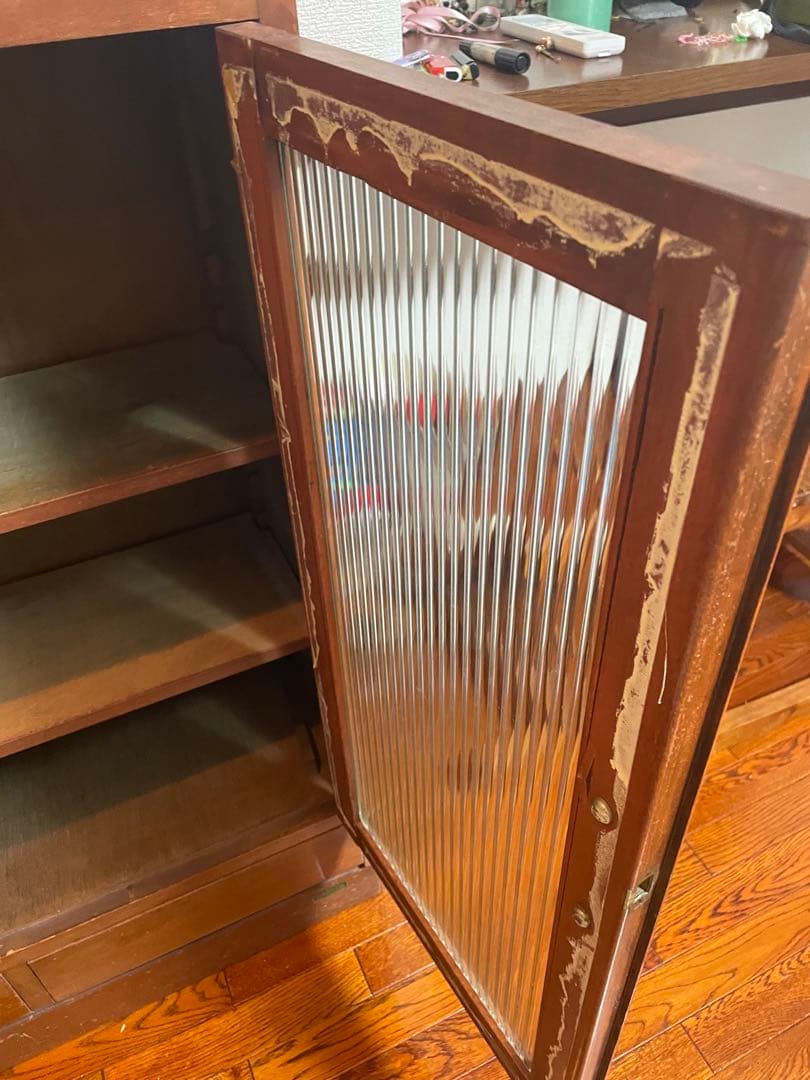 木製キャビネット 波型ガラス扉付き　古道具