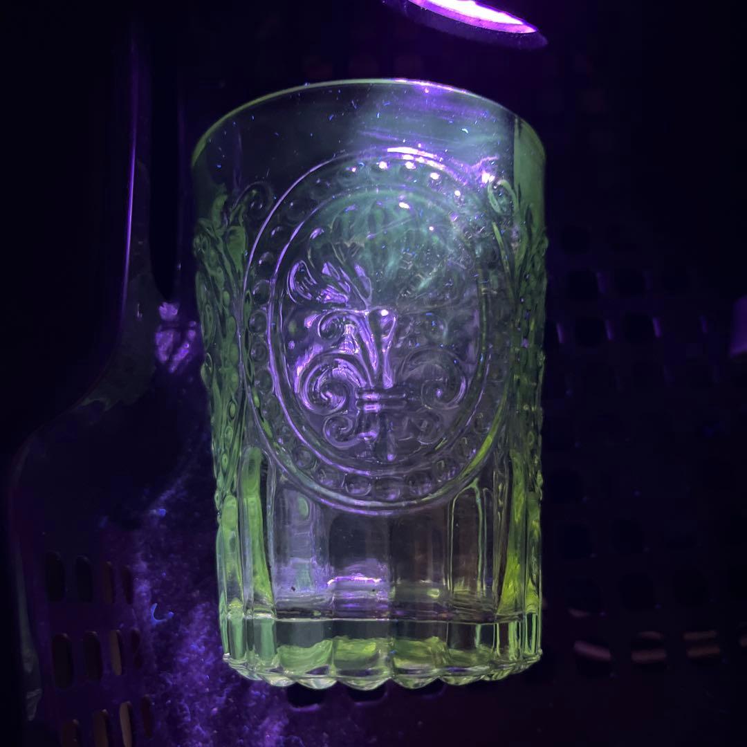 骨董　時代ガラス　ゆらゆらプレスガラス　若草色　百合の紋章　コップ　ウラン