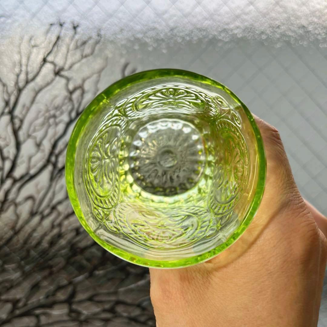 骨董　時代ガラス　ゆらゆらプレスガラス　若草色　百合の紋章　コップ　ウラン