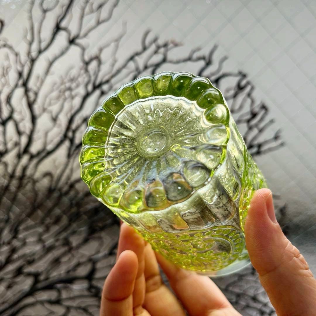 骨董　時代ガラス　ゆらゆらプレスガラス　若草色　百合の紋章　コップ　ウラン