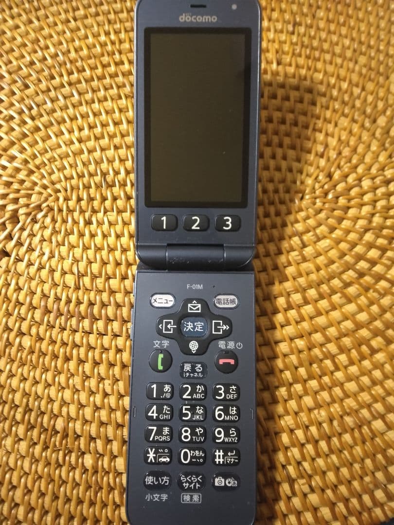 「うさぎ」docomo F-01M 折りたたみ式携帯電話