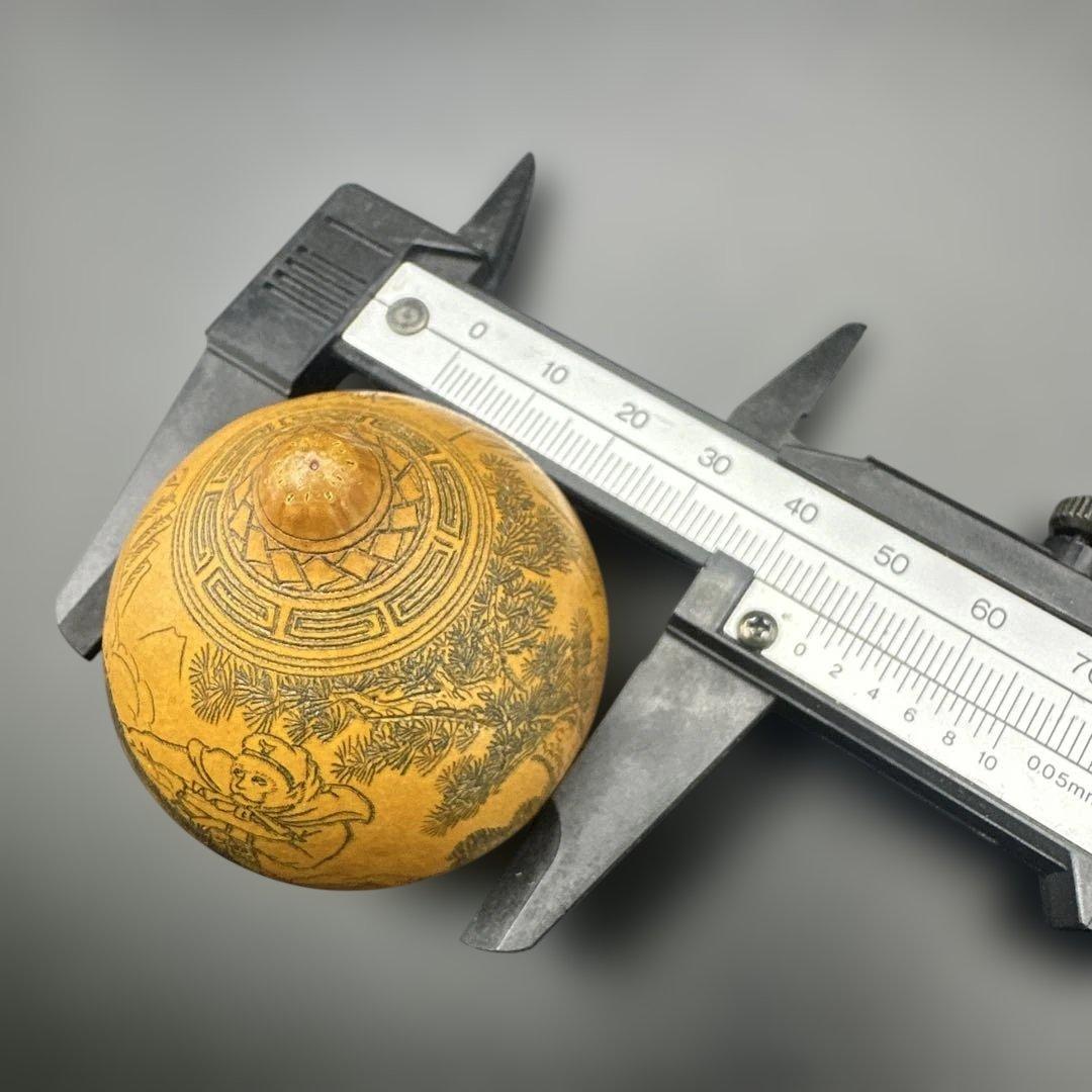 彫刻オブジェ 牛と人物と松のデザイン