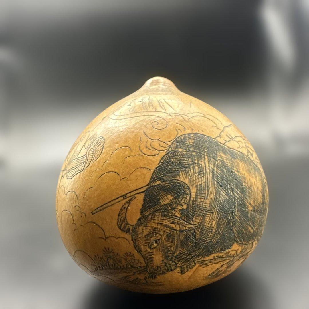 彫刻オブジェ 牛と人物と松のデザイン