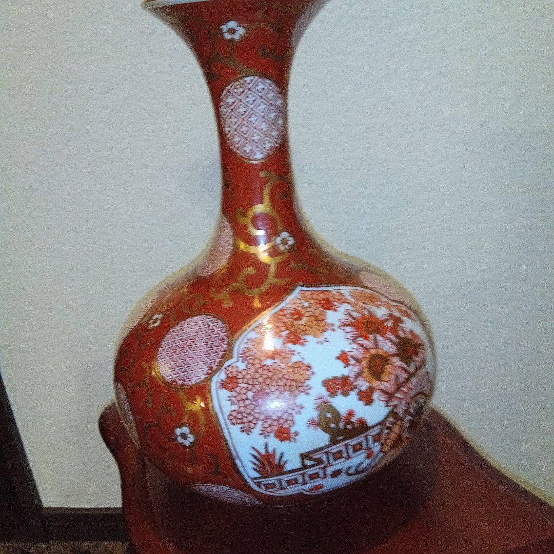 赤と白の花柄陶器花瓶