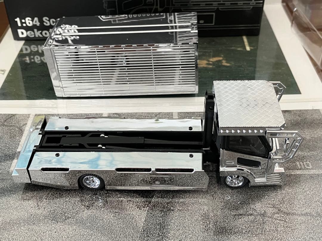 シルバー トラック型ミニカー 1/64