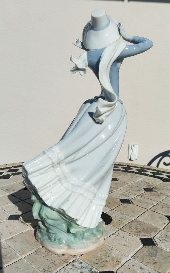 リヤドロ【LLADRO】 春のそよ風