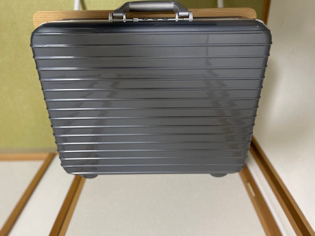 リモワ　アタッシュケース　ポリカーボネード　グレー