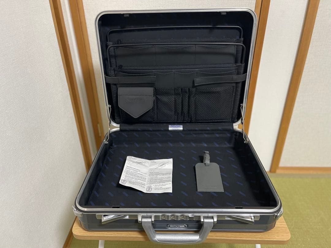 リモワ　アタッシュケース　ポリカーボネード　グレー