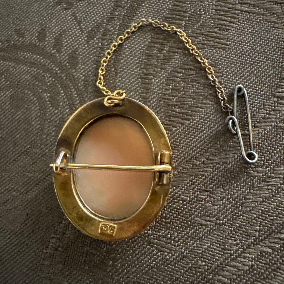 19世紀末アンティークシェルカメオブローチ 9金製、安全チェーン付き、英国