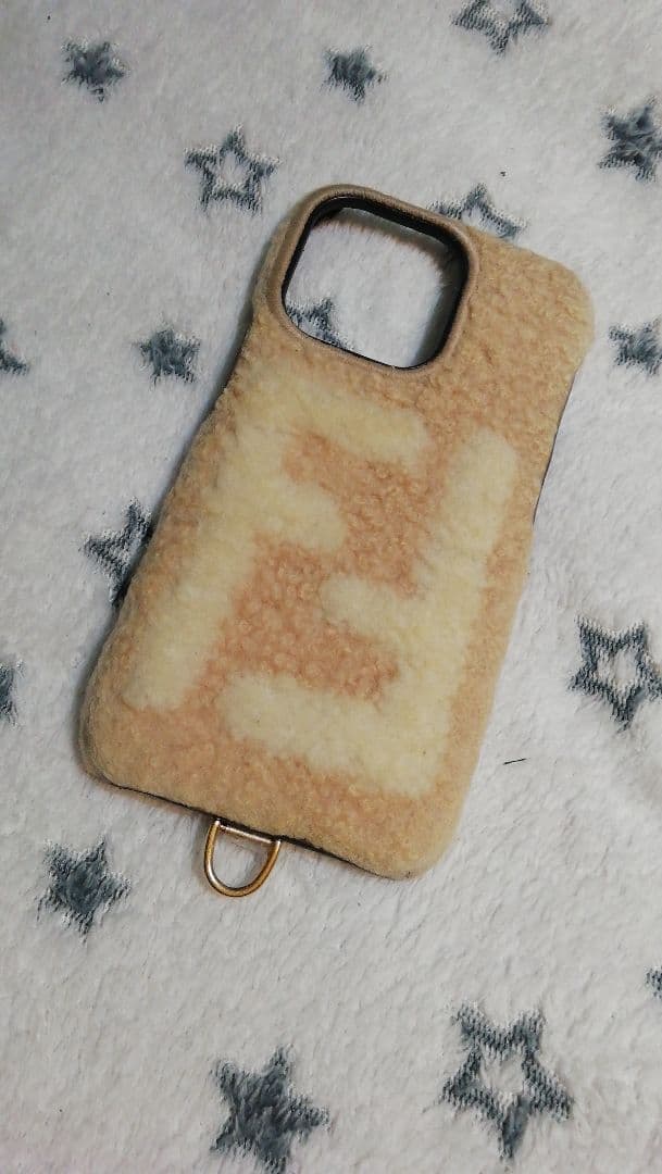 FENDI　フェンディ　ボア　モコモコ　スマホケース　iPhonePro13