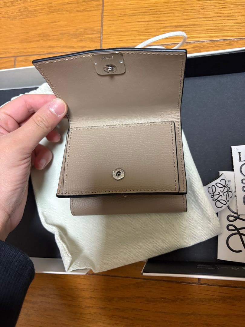 柿*い様 LOEWE ベージュレザー 三つ折り財布