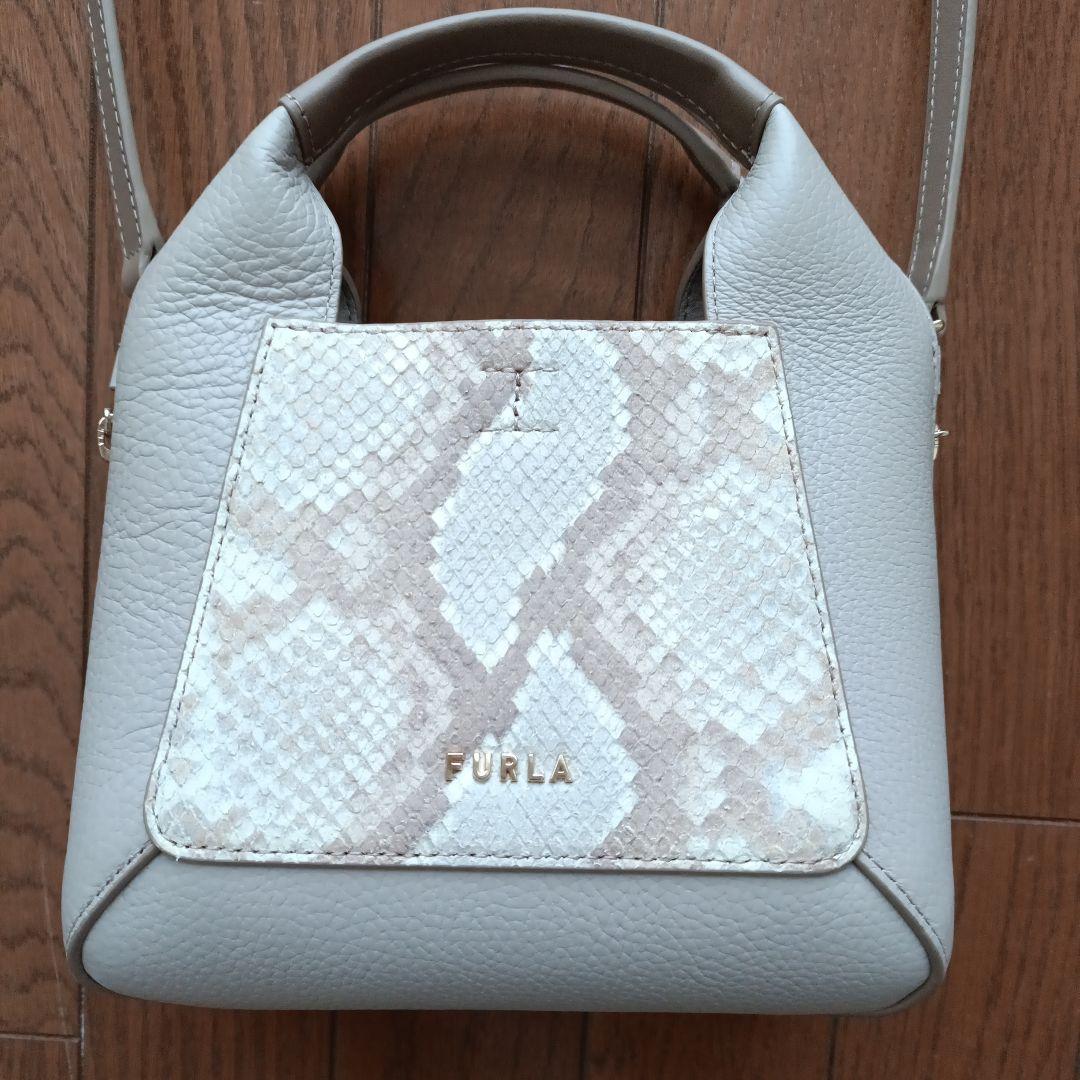 フルラ　パイソン柄ショルダーバック