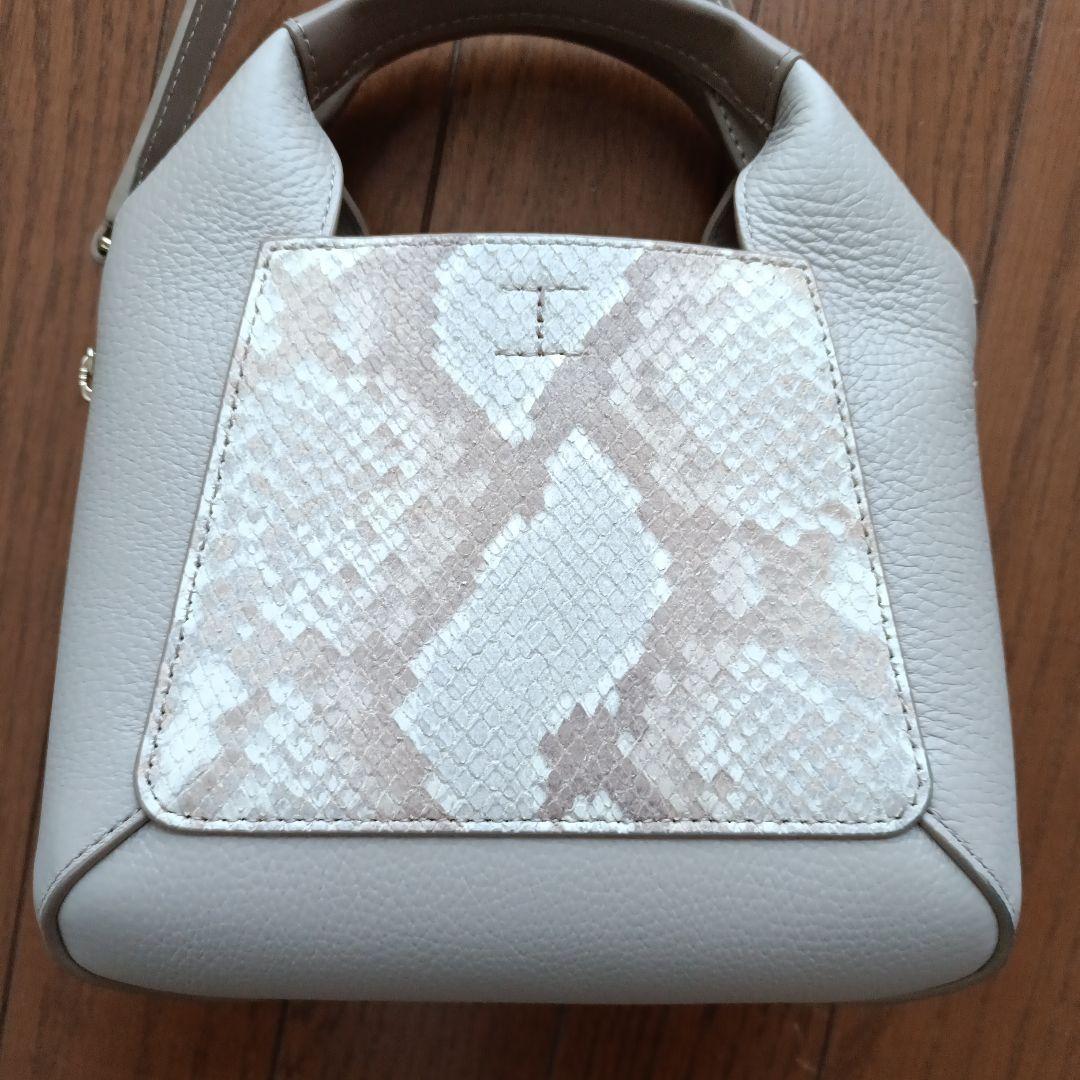 フルラ　パイソン柄ショルダーバック