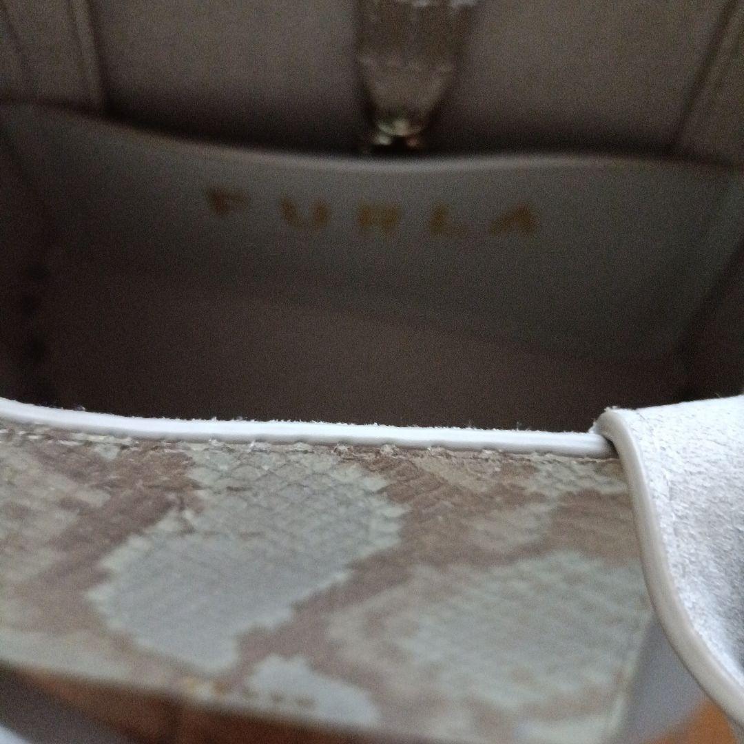 フルラ　パイソン柄ショルダーバック