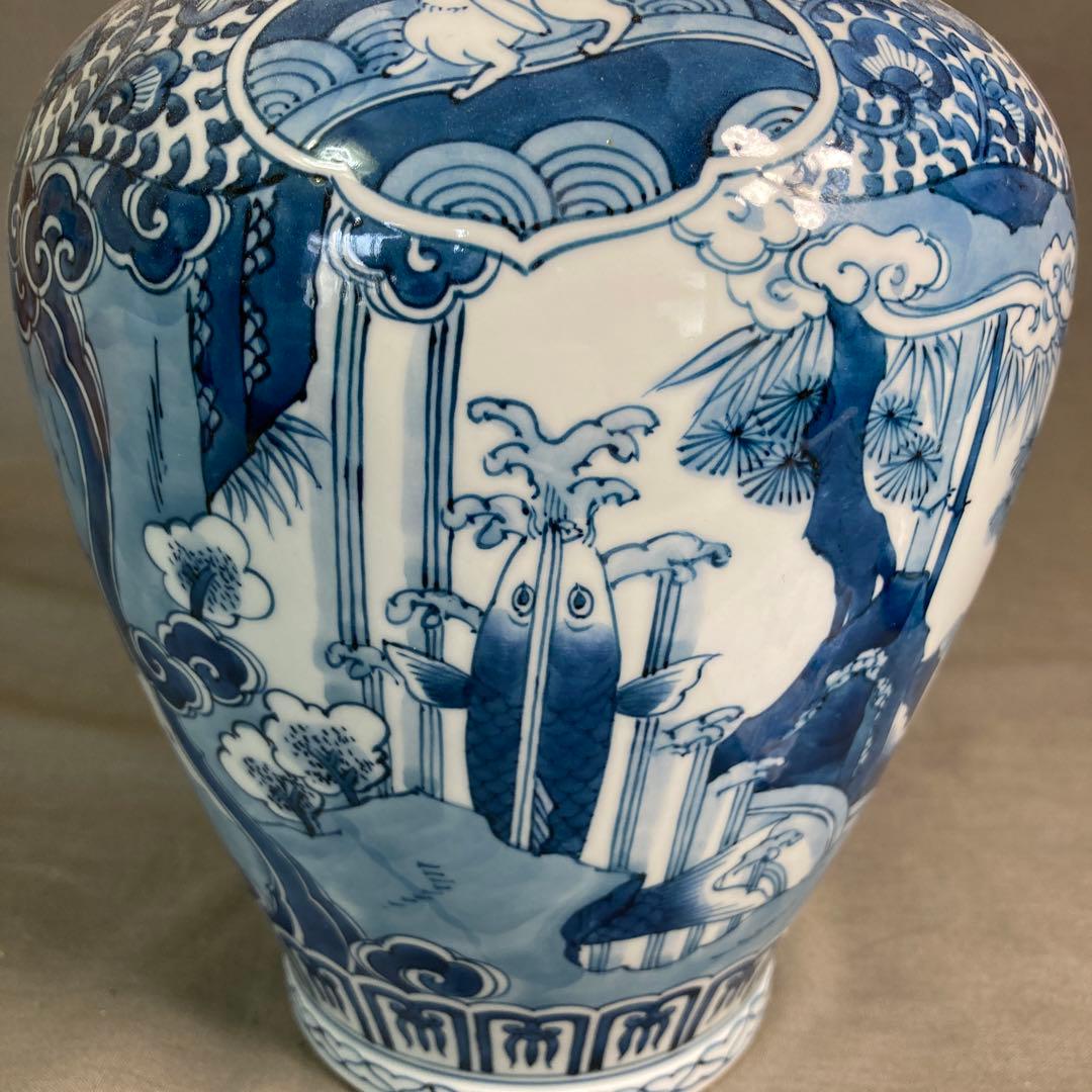 【源右衛門】古伊万里の伝統　日本の名窯　舘林源右衛門作　染付波兎滝登鯉文　蓋壷