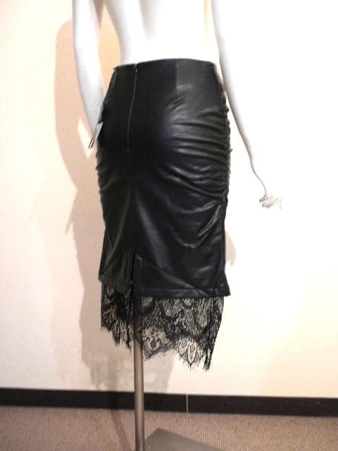 最新デニーローズ◆素敵レース使い！女らしさ際立つ”黒レザー調タイトスカート！40
