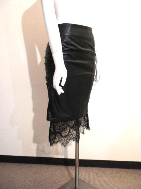 最新デニーローズ◆素敵レース使い！女らしさ際立つ”黒レザー調タイトスカート！40