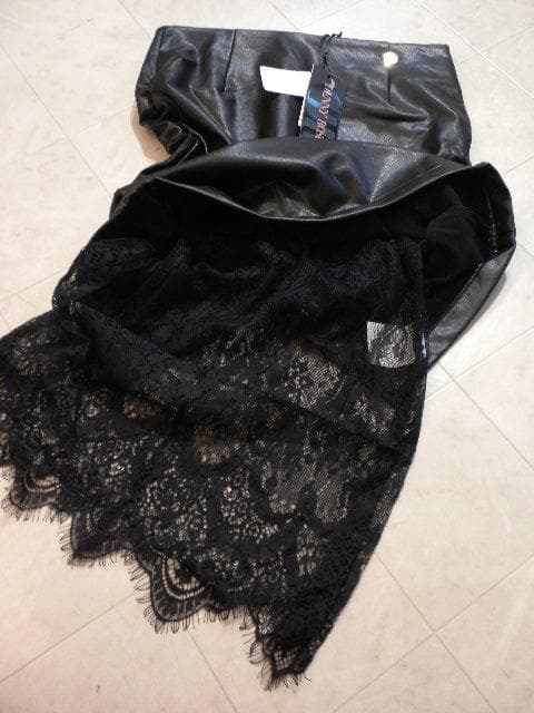 最新デニーローズ◆素敵レース使い！女らしさ際立つ”黒レザー調タイトスカート！40
