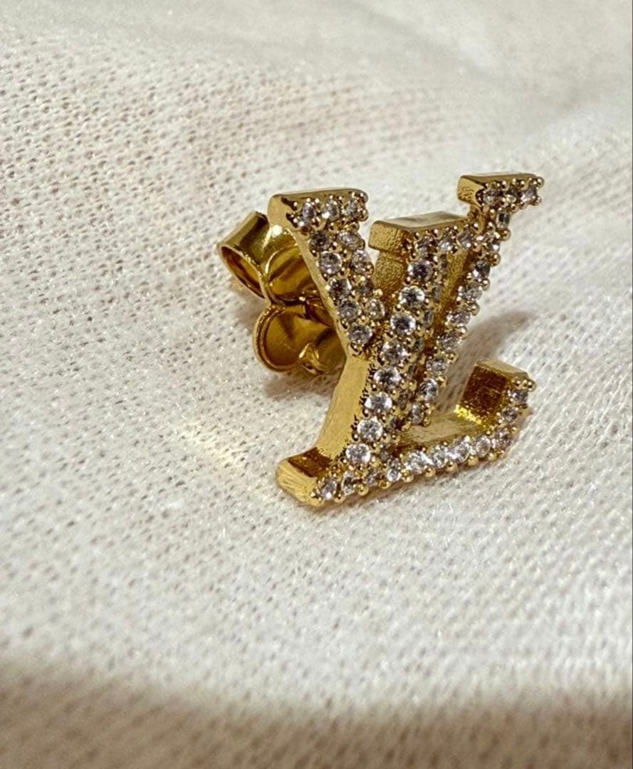 ルイヴィトン　ピアス・LV アイコニック ストラス　LV ピアスゴールド『片耳』