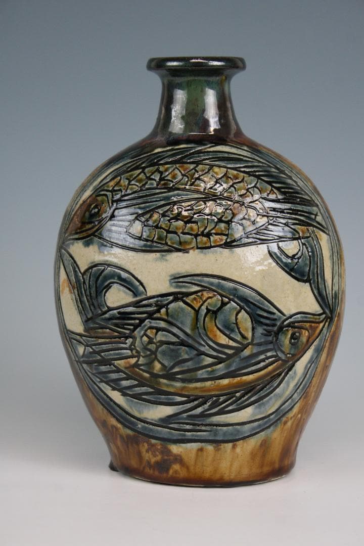 壺屋焼 人間国宝 金城次郎 作　飴釉窓絵双魚文扁壺