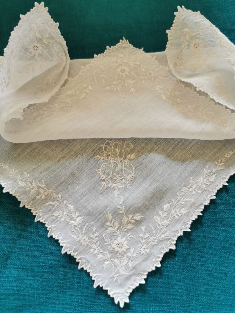 アンティークフランス 精緻なスカラップ 草花刺繍ハンカチーフ 花文字イニシャル