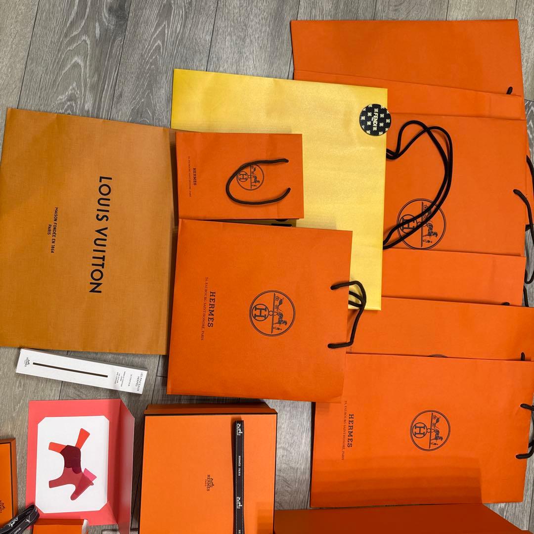 ブランドの箱や紙袋（Louis Vuitton, Chanel, Hermès）