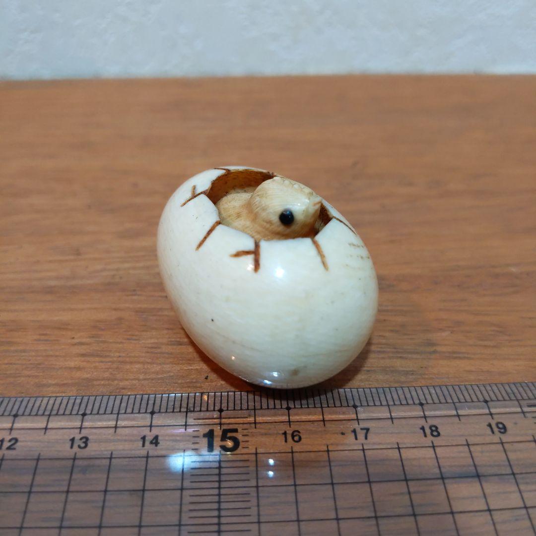 時代提げ物 絡繰根付 天然素材 在銘【啐啄同時】高さ約3.2cm 重さ約35ｇ