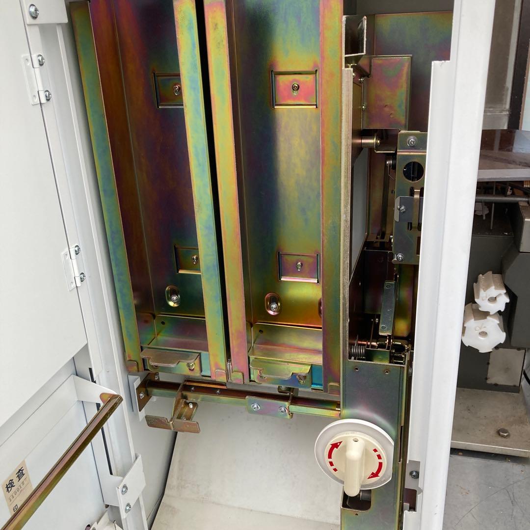 ガチャ機　カードガチャ　手動式自動販売機　鍵新品