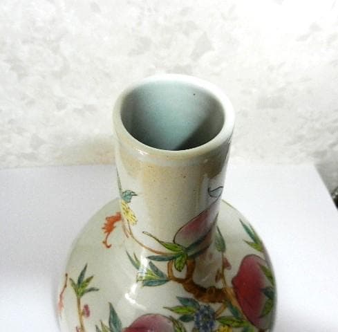 中国粉彩九桃図天球瓶（裏印「乾隆年製」）