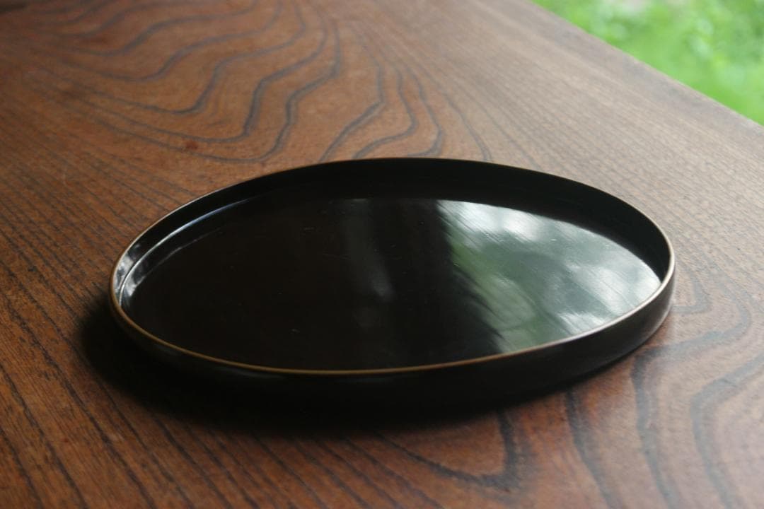 シンプルデザインに上質縁金黒漆の小ぶり丸盆（検輪島塗お盆丸盆